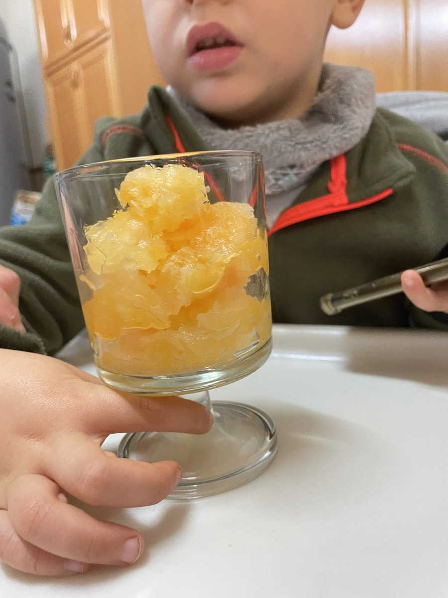 Estem finalitzant la temporada de mandarines. En aquest moment la fruita té la seva màxima dolçor; que millor que preparar un fabulós sorbet de mandarina. És molt molt fàcil de fer….. i a casa ho peta!!!!