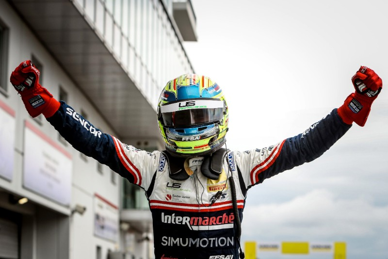 F4FiaWorld's tweet photo. Fim!🏁🇷🇺

- Com 3 abandonos de líderes, Theo Pourchaire consegue a sua primeira vitória na categoria logo em sua quarta corrida!!!! Novo Alain Prost???

🥇Theo Pourchaire - @ArtGPF1Verse 
🥈Charles Leong - @MahindraF1V 
🥉Lorenzo Colombo - @PremaF1V https://t.co/oUVcZOT8Jd