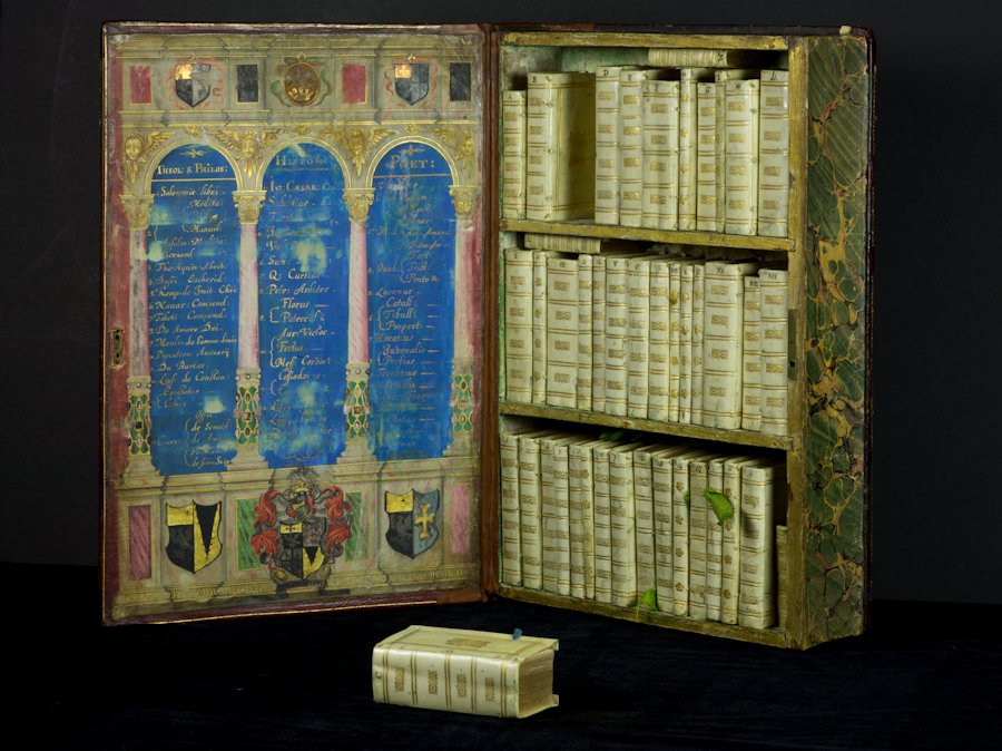 HistoireOdyssee's tweet photo. Voici une bibliothèque de voyage du XVIIe siècle qui permettait de transporter 40 à 50 ouvrages.

Il s'agit de classiques divisés en trois sections : histoire, poésie, théologie et philosophie. Cela comprend des œuvres de Cicéron, Virgile, Ovide, Sénèque, Horace et César. https://t.co/OyJxq8uQ1F