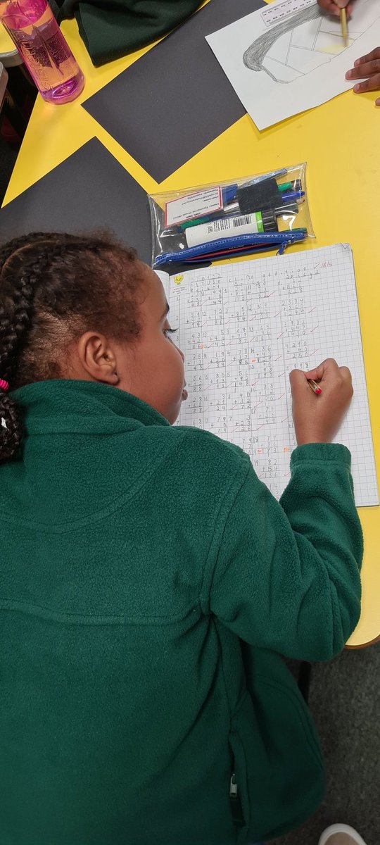 MissBegum10's tweet photo. We have been practising column addition. It involved us carefully carrying to the tens and hundreds column ➕🔢💡 #Mathematics #bigmaths #ColumnAddition https://t.co/aZWoI6zMDN