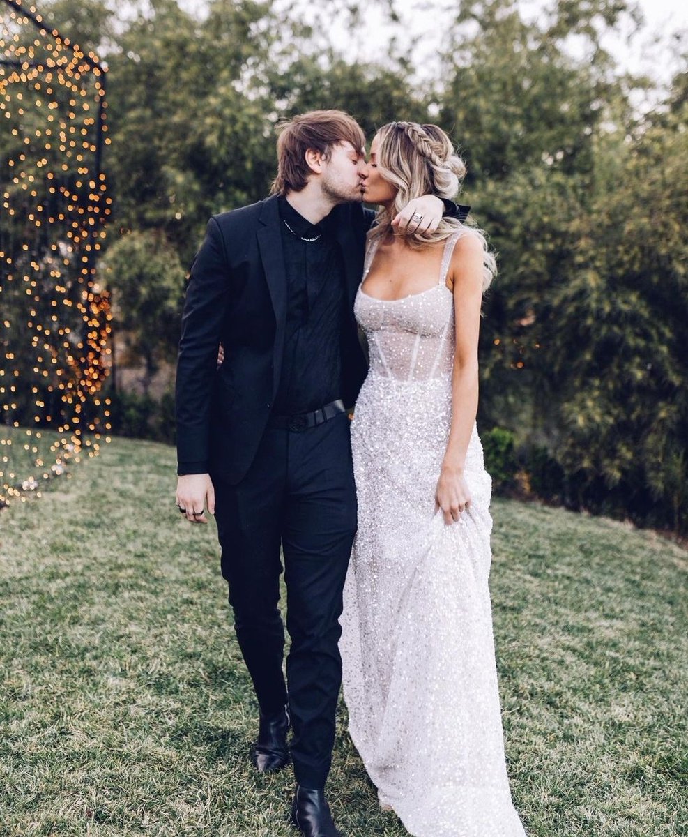 5sosbrportal's tweet photo. 📸 | O DIA DE HOJE FOI FEITO PRA CHORAR!

"mr &amp; mrs clifford"

Michael e Crystal via @/crystalleigh Ig feed https://t.co/auJ72i8aCG