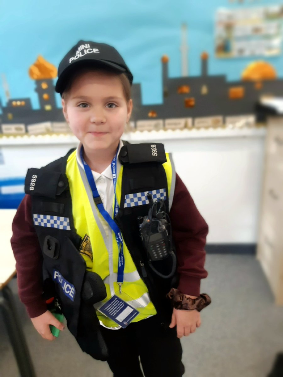 Great start to the Mini Police Programme today @KnowlePrimary promises made and learning about each other - well done everyone 👏 #buildingconfidence #respectoneanother #communities @MinipoliceR @DCPolVolunteers @DC_Police 🤩👮‍♂️👮‍♀️⭐