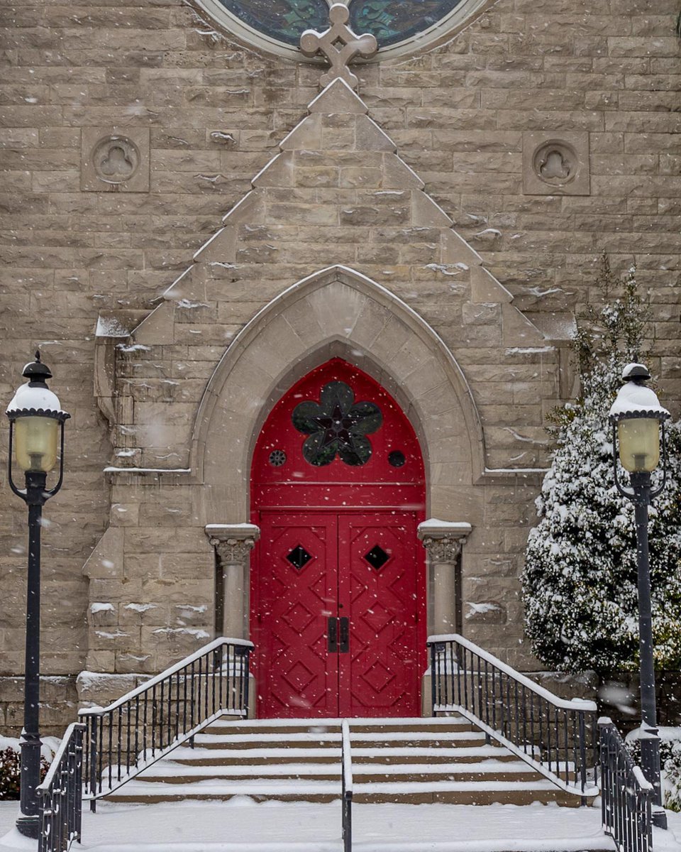Clarksville_CVB's tweet image. Could be London, Paris or New York. It's not. This is Clarksville, TN!
📷 @draywimmer 

#architecture #Snowfall #historic #Church #reddoor
#wintervacations #visitclarksvilletn #downtownclarksvilletn