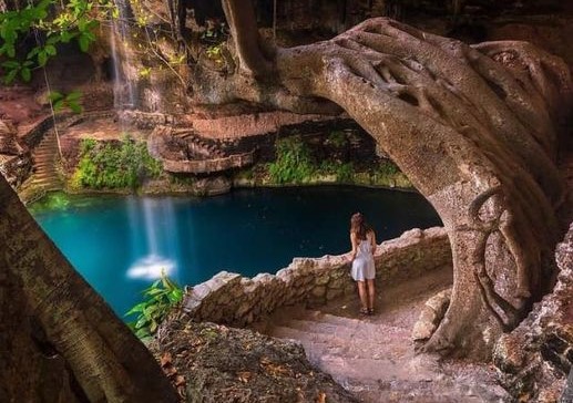 😮Un imperdible dentro de este destino es: el cenote Zací, llamado así por el nombre original del asentamiento maya que había allí. Es un cenote espectacular y cavernoso que cubre toda una manzana en el Centro de la ciudad.