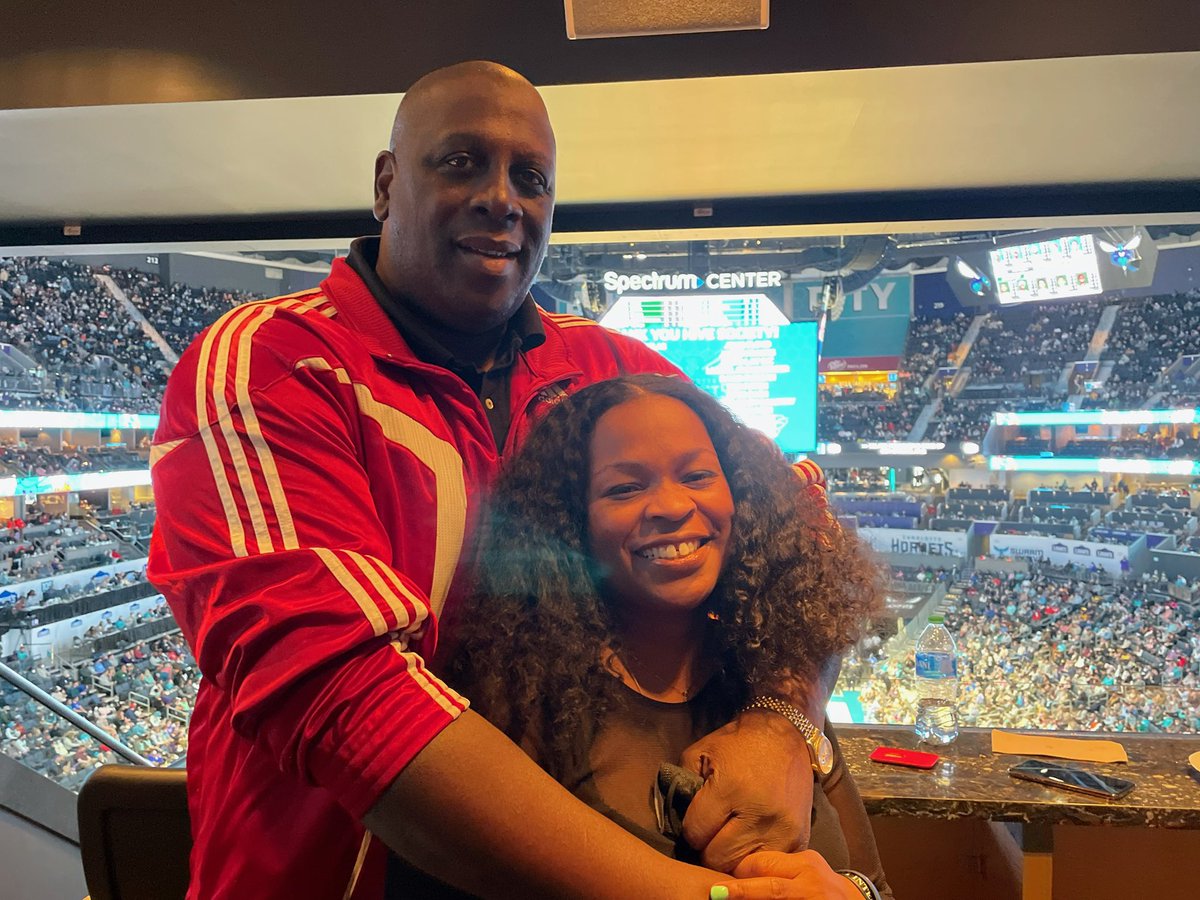 MORRAGILL's tweet photo. About Saturday Night…watched the #NBAChampsBucks Vs. Hornets with my hitta! #nbaAlumni #CompetitiveGame #HornetsWin #HappyGameDay #i💕Vs https://t.co/e30utjp0nA