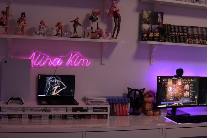 3 pic. I’m still alive if anyone wonders lol, look got new keyboard and mouse :,) https://t.co/heAqN