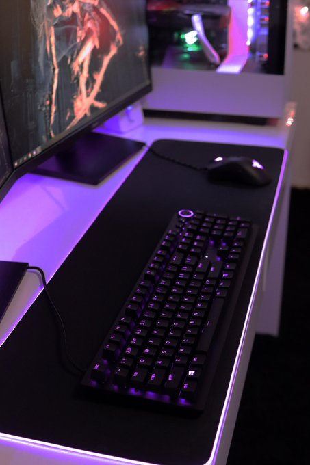 1 pic. I’m still alive if anyone wonders lol, look got new keyboard and mouse :,) https://t.co/heAqN