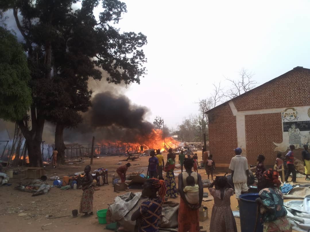 NgbaleoGrace's tweet photo. Centrafrique#Alindao #Sos#Femmes et enfants#deplacé.e.s du #site interne de l'église Catholique sans#habrits et#vivres.
1#incendie a presque tt emporté ce matin du 11/01/22 sur ce site.
Appel à l'aide #Gvnt RCA,@UN_CAR
@OCHA_CAR @minpgpffe https://t.co/sPSIzDqzRt