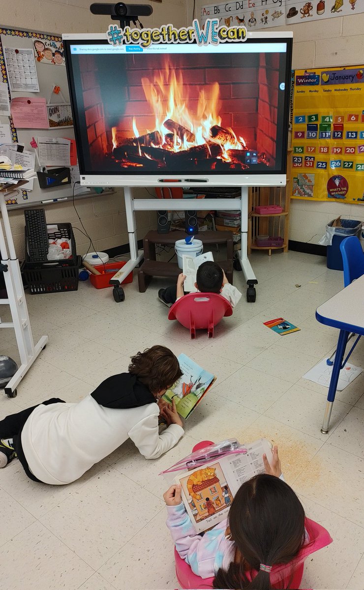 Even KINDergarten readers enjoy reading by the fire <a href="/WoodcrestES/">Woodcrest Elementary</a> on this 🥶🥶 day! 🔥📚 #dailyfive #WEareCHPS #Kindergarten