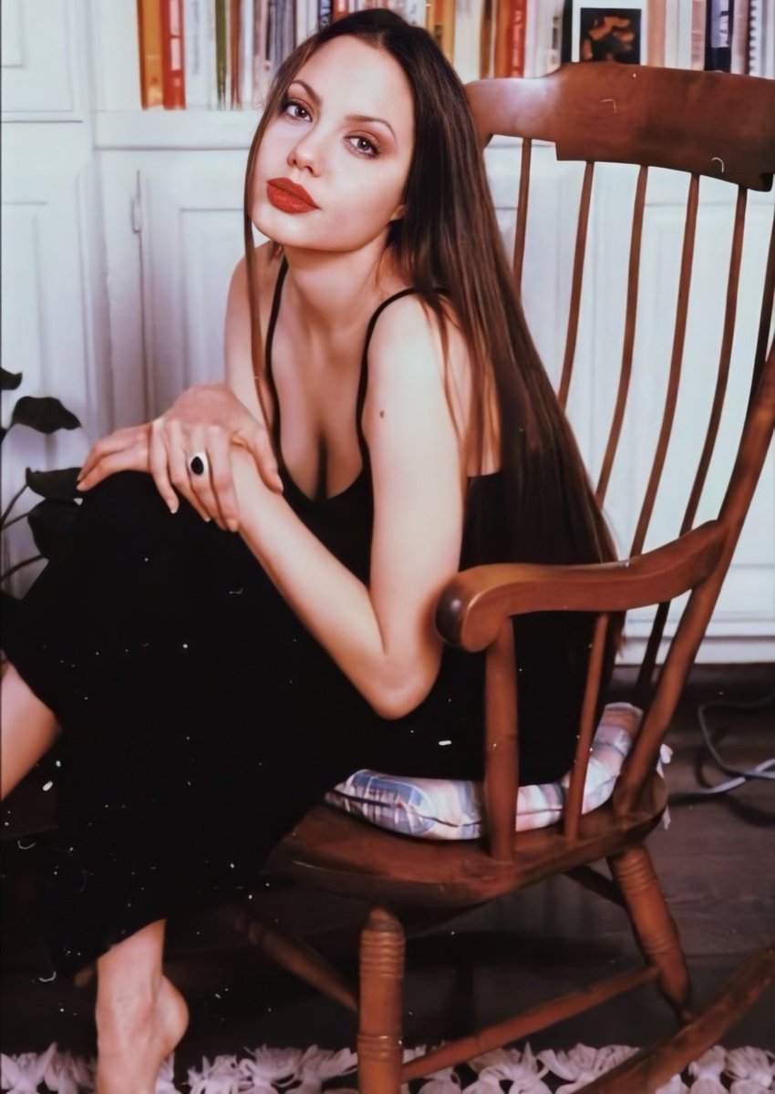ImagenRetro's tweet image. Angelina Jolie, 1994.