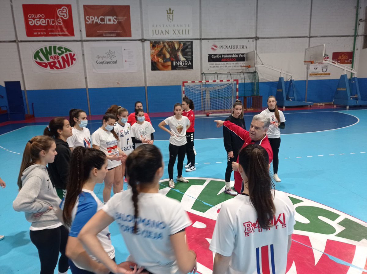 CDAgustinos's tweet photo. Máxima ilusión en las jugadoras del sénior de @CDAgustinos para preparar el partido del fin de semana. El conjunto tricolor tiene claros los secretos del éxito: trabajo y más trabajo. Y es lo que están haciendo a diario en la pista. #comunitatdelesport https://t.co/qJ8v6lEyPV