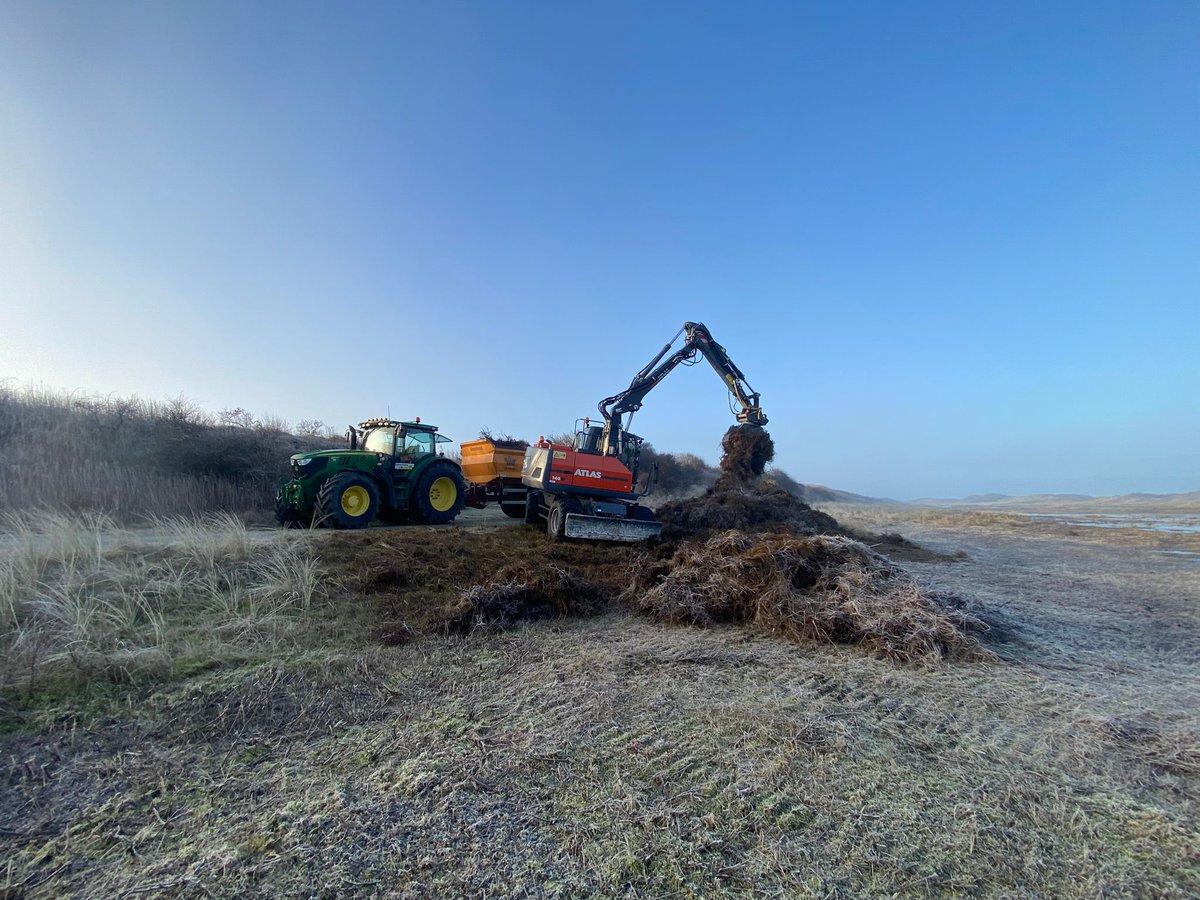 SpoelstrAmeland's tweet photo. Onder winterse omstandigheden zijn we deze week weer gestart met de werkzaamheden. Voor It Fryske Gea maaiden we voor de vakantie een vallei op Oost Ameland, nu is het vrijkomende maaisel afgevoerd. https://t.co/V6fPfJ7kxv