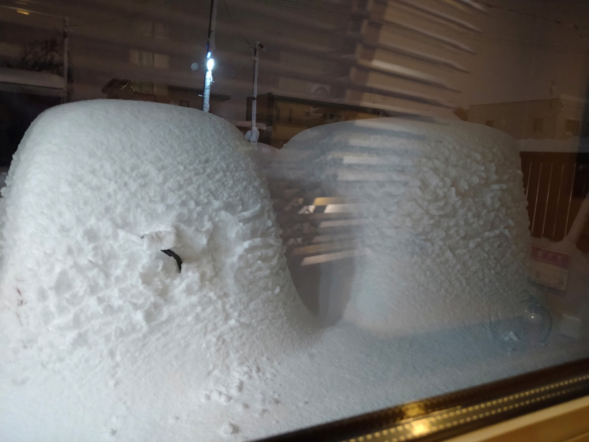 Whmtk464 札幌から帯広へ来て雪がないことに驚いていたのに 朝起きたら車が雪で見えなくなっている 高速道路も国道も通行止め 札幌帰れるだろうか Tt T Co Isrmhsxzbm Twitter