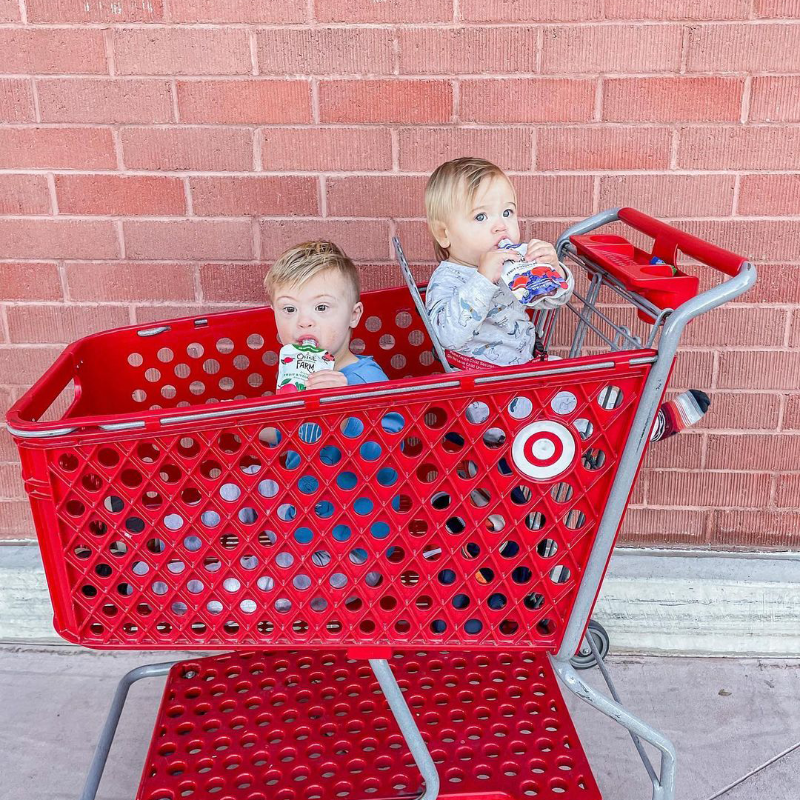 onceuponafarm's tweet photo. How long do your #OnceUponAFarm pouches last during a @target run?
🛒 - We're snacking while shopping
🚙 - We'll wait until the car
🏡 - They all make it home
P.s. Grab Once Upon a Farm pouches on sale (5/$10) in Target stores through 1/15!