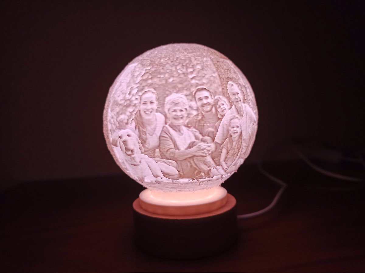 JmakerStore's tweet image. Lámpara de noche con una foto personalizada sobre un fondo lunar. Ideal para sorprender a tu pareja como regalo en San Valentín. La lámpara incluye una base de madera. 

Varios tamaños !!

Si queréis saber precios preguntad por MD 📩