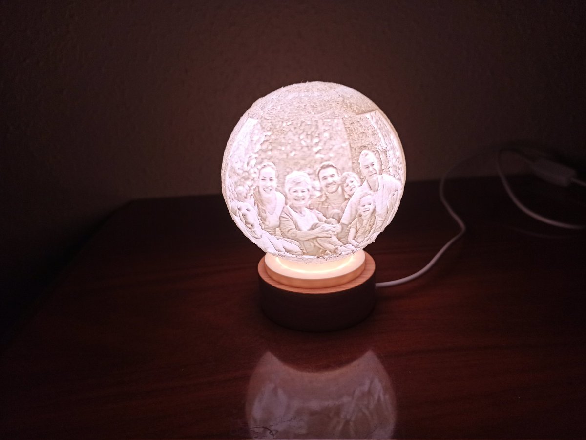JmakerStore's tweet image. Lámpara de noche con una foto personalizada sobre un fondo lunar. Ideal para sorprender a tu pareja como regalo en San Valentín. La lámpara incluye una base de madera. 

Varios tamaños !!

Si queréis saber precios preguntad por MD 📩