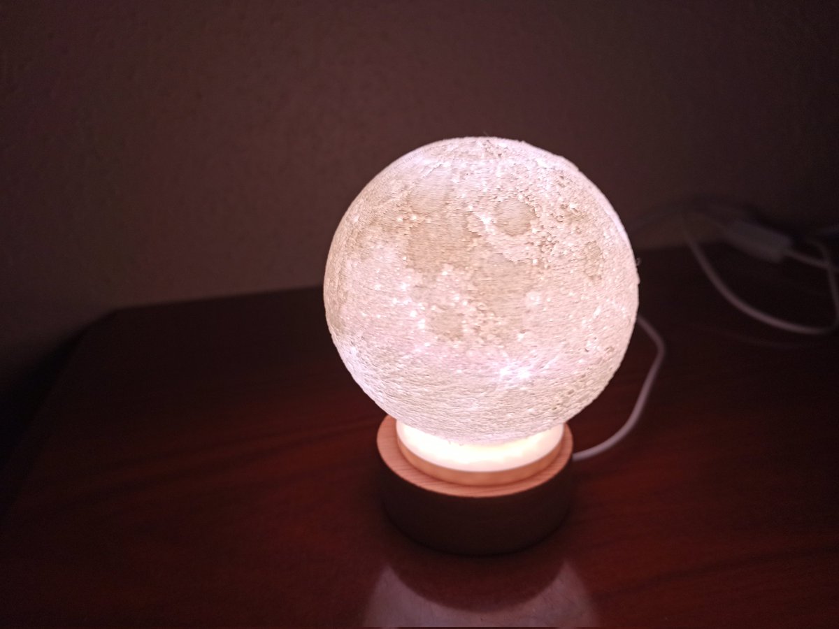 JmakerStore's tweet image. Lámpara de noche con una foto personalizada sobre un fondo lunar. Ideal para sorprender a tu pareja como regalo en San Valentín. La lámpara incluye una base de madera. 

Varios tamaños !!

Si queréis saber precios preguntad por MD 📩