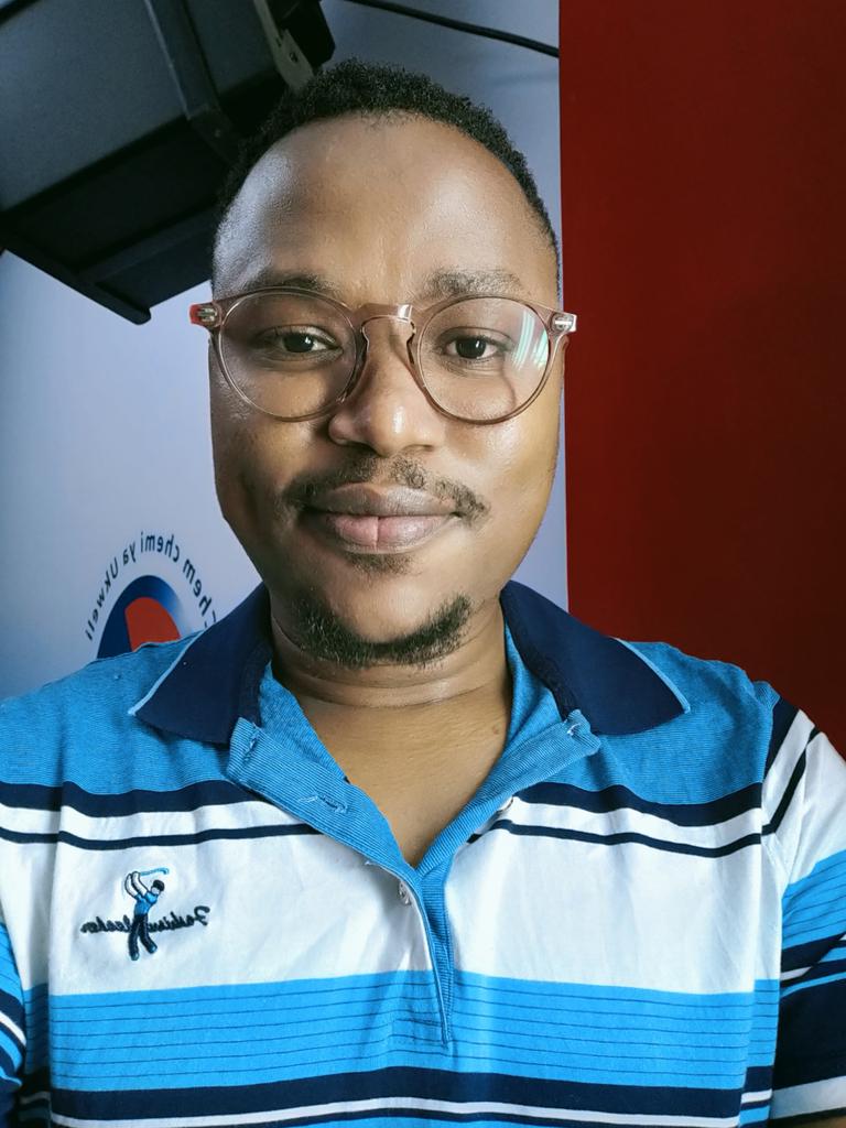 #CitizenExpress <a href="/RadioCitizenFM/">Radio Citizen</a> inaanza rasmi sasa hadi 4AM ukiwa na kijana wa milimani <a href="/bekimwamburi/">Geoffrey Mwamburi (BEKI)</a> 

Karibu tukeshe kama popo hadi chee!