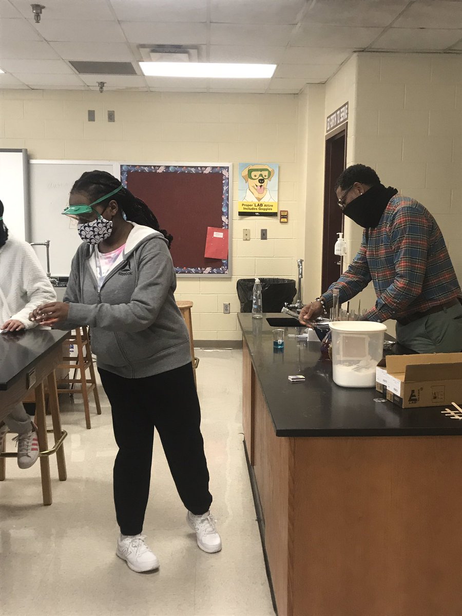 MrsPearceChem's tweet photo. Always fun getting students in the lab for the first time of the semester!  Practicing measurements!  #FultonScience https://t.co/9ZWp6ztCoB