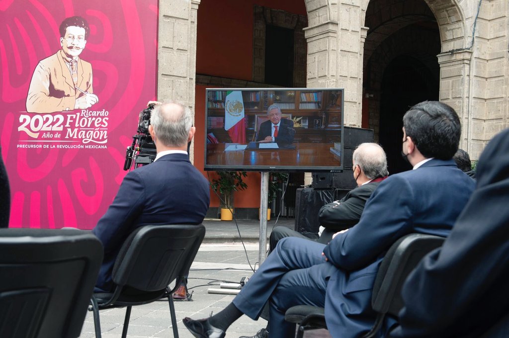 SRE_mx's tweet photo. 📸 En el marco de la #REC2022, el presidente @lopezobrador_ destacó un mensaje para las y los diplomáticos mexicanos:

«Creo en su profesionalismo y en el amor que le tienen a México».
🇲🇽🤝🌎 https://t.co/0bt2RP9aXE