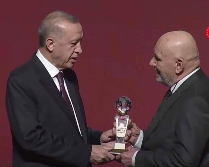 akkadinbilecik's tweet photo. BİLECİK 'imizin  Pazaryeri ilçemizin Kınık köyünden Devlet Sanatçımız  Sn. Salim YAŞAR beyefendi  " Yaşayan İnsan Hazineleri Geleceğe Aktarılan Ödül Töreni"nde ödülünü Sayın Cumhurbaşkanımız Sn. @RTErdogan 'ın elinden aldı.
Değerli Sanatçımızla onur ve gurur duyduk.👏🏆 https://t.co/RbAufgJTcR