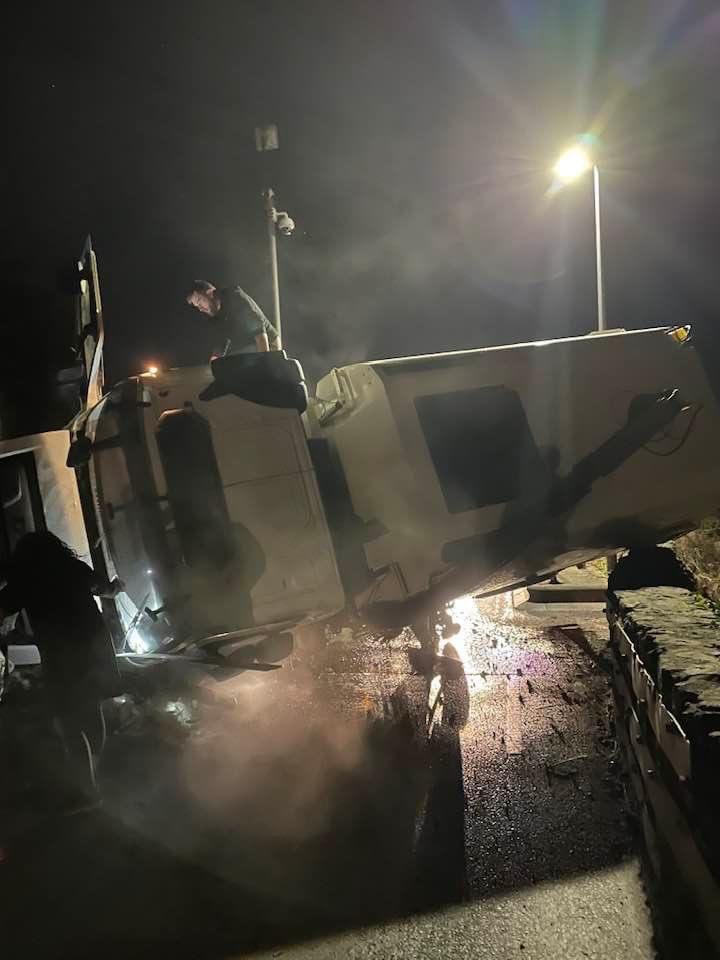NaasBall's tweet photo. Avoid the liffey bridge if heading towards Caragh. The bridge is blocked. Driver is ok. #Naas #Caragh

📸 Peter Early https://t.co/90QJckAyvg