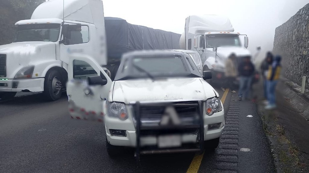 En #Veracruz se mantiene dispositivo vial por cierre intermitente de circulación tras colisión múltiple cerca del km 234+480 autopista Puebla- Córdoba, mismo tramo, dirección Veracruz. #RutaAlterna carretera (2405) San Salvador El Seco-Azumbilla. Siga indicación vial