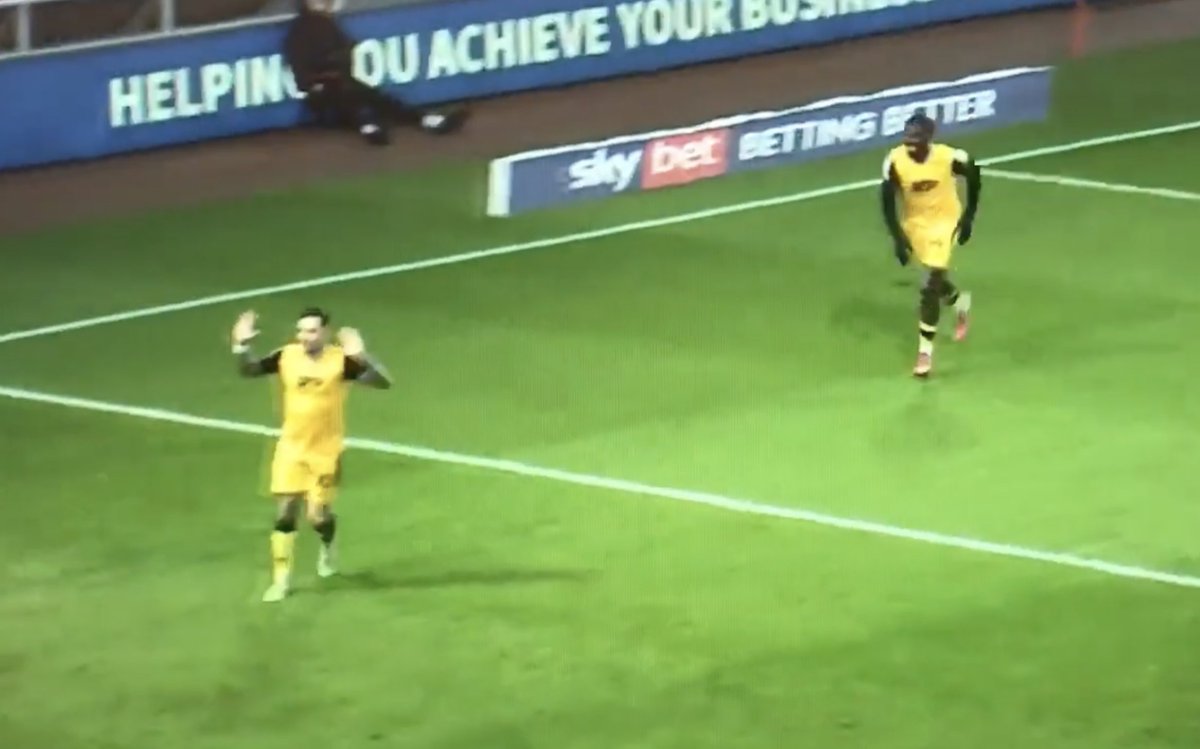 ODDSbible's tweet photo. Ex-Sunderland player Chris Maguire scored against his former club tonight...

He started his celebration with an apology before sprinting to the Sunderland manager and shouting in his face 😂 

He scored two more after that 👀 

Shithousery at its finest 👏 https://t.co/kg3KtfEAAi