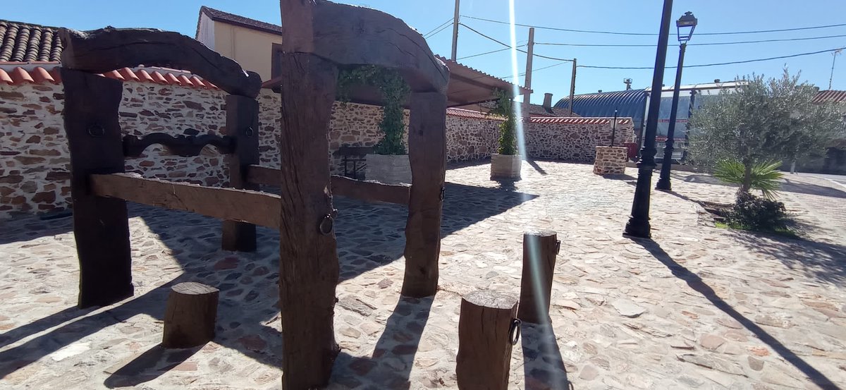 📷 #Galinduste

📝 Una pequeña población salmantina que cuenta con rincones muy cuidados como los de las fotografías.

📖 En ellos, se cuenta su historia, sus costumbres y su forma de vida. Y con ello, intenta que no se olvide y que se conserve.

🤔 ¿Conoces #Galinduste?