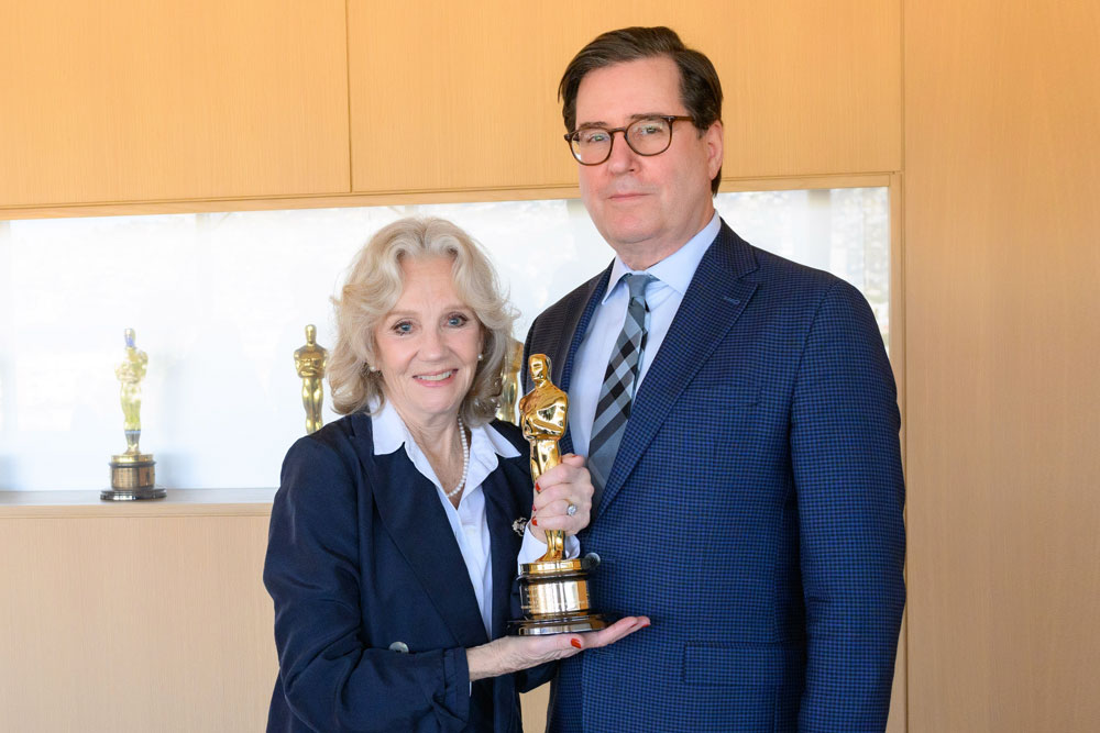 Hayley Mills being reunited with her long lost Academy Juvenile Award (which she won for 1960's 'Pollyanna') by AMPAS president David Rubin is the purest thing you'll see all day.