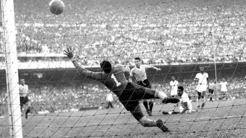 TorresErwerle's tweet photo. ✍️ [𝙃𝙄𝙇𝙊]

Mitos y verdades sobre El Maracanazo. ¿Hubo 200.000 personas en el estadio? ¿Es cierto que no estaba preparado el himno de Uruguay? ¿Brasil no volvió a usar la camiseta blanca? 🇧🇷🇺🇾😱⚽️🔎

Si te gusta, agradecería un RT, un MG o un follow. 🙏 https://t.co/dly5GWgFWh