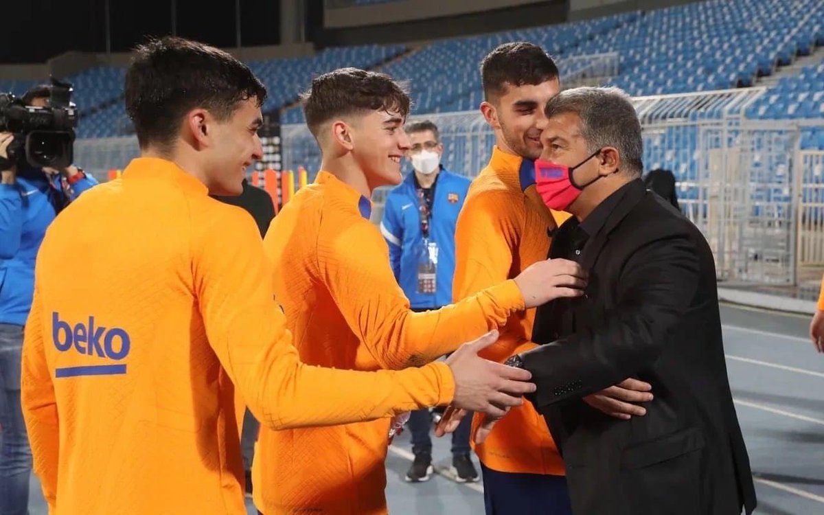 Laporta con sus niños. 😍 #FCBlive