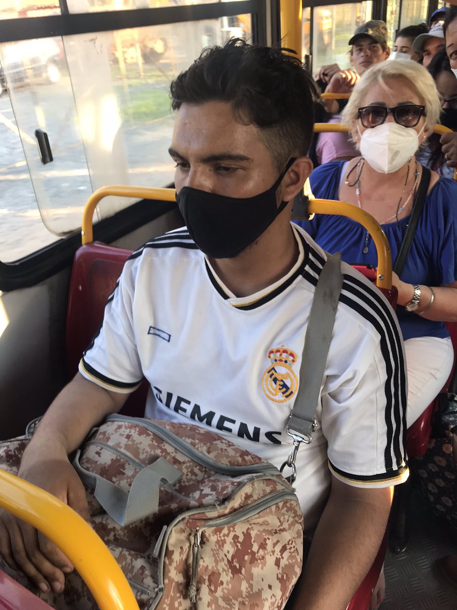 Nadiagimenezm_'s tweet photo. Sigo temblando, pero de la RABIA E IMPOTENCIA 
Hoy salíendo del trabajo subo a la Línea 18 veo que hay un lugar libre al lado de este tipo ENFERMO y me siento.
Luego de un rato siento su asquerosa mano en mí entre pierna, quiero que todas tengan grabado la cara de este enfermo https://t.co/T58zh9aFVJ