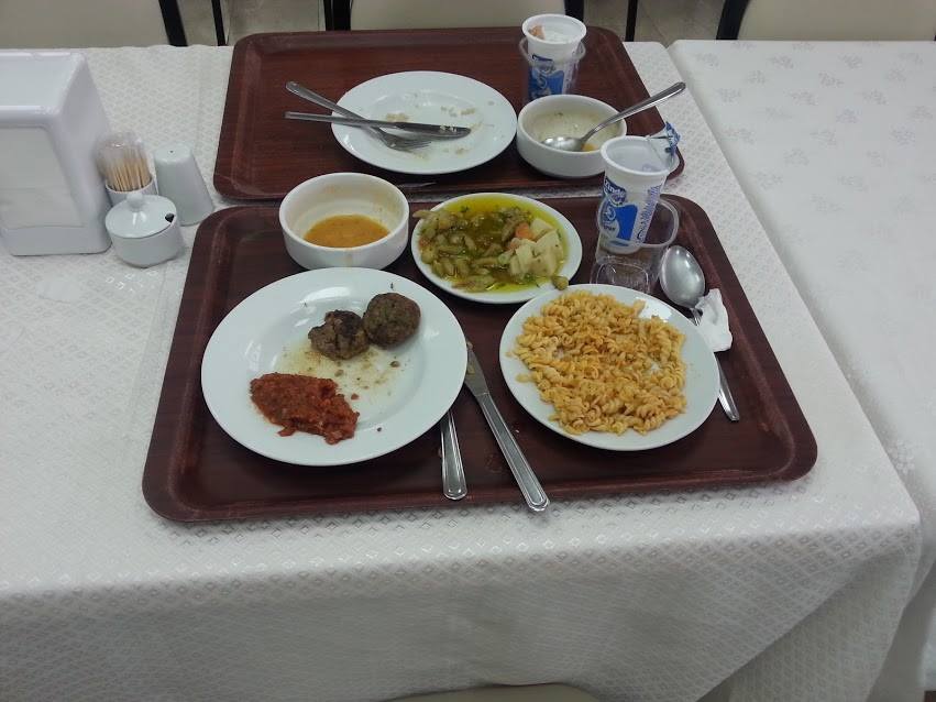 Bu millet, her gün yemekhaneden aldığı yemekleri israf eden işçi veya memurların yükünü taşımak zorunda değildir. Yemekhanelerdeki ücret üst sınırda olmalıdır. 
İsraf etmeyenlerin yemeklerine indirim gelmeli parası geri ödenmelidir. İsrafçıya ek ceza gelmeli yemek verilmemeli!