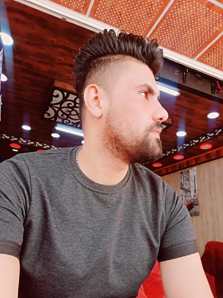 "أنا بسيط للغاية، أحب طبيعتي وأكره التصنُّع لأجل نيل الإعجاب، أؤمن بأن عين المُحب ترى في العيوب جمال، كلامي ليس منمقًا ولا أعرف المجاملات، أحب الكلام الطيِّب ولكن أكره النفاق، لا أميل للكثرة بل تكفيني القلة الصادقة، ولا تلفتني الهدايا الباهظة بقدر ما يعنيني صدقها."