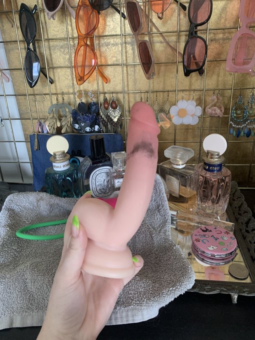 Who wants to buy me a new dildo this one is ruined https://t.co/myAIBpRvd7