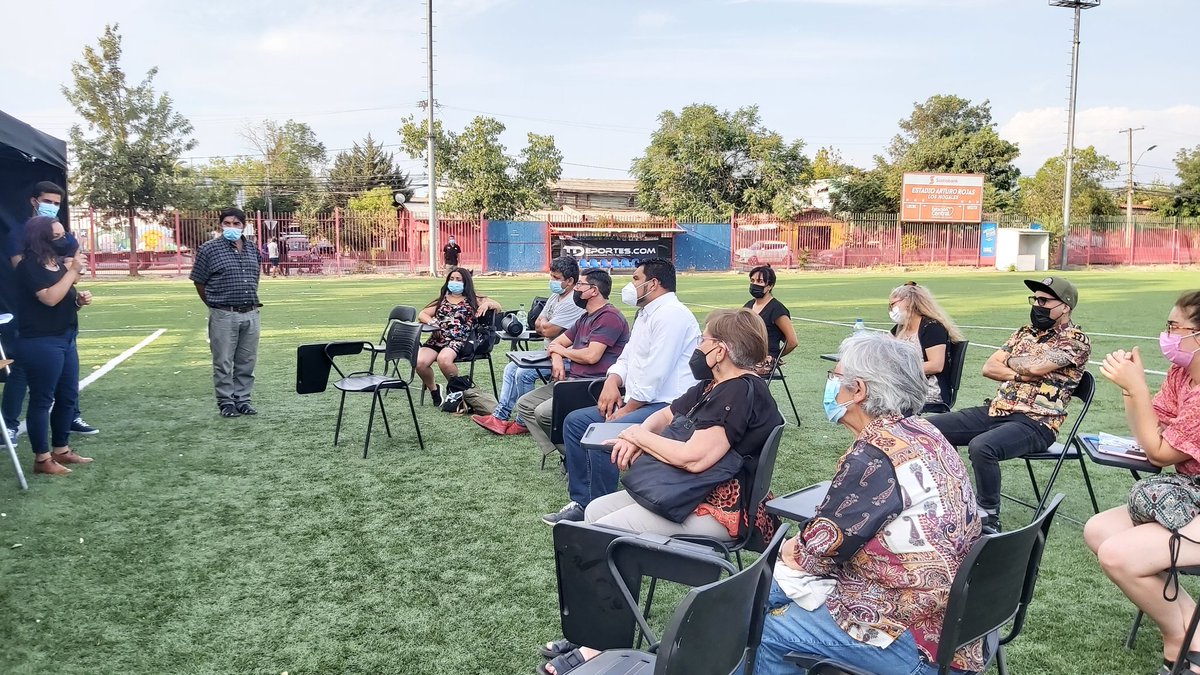 En el estadio Los Nogales, vecin@s asisten al taller de diseño participativo del anteproyecto que busca recuperar a futuro el eje del antiguo Canal Colector en un Parque Lineal con nuevas áreas verdes y zonas recreativas 🌳🚵‍♀️🧒👧
