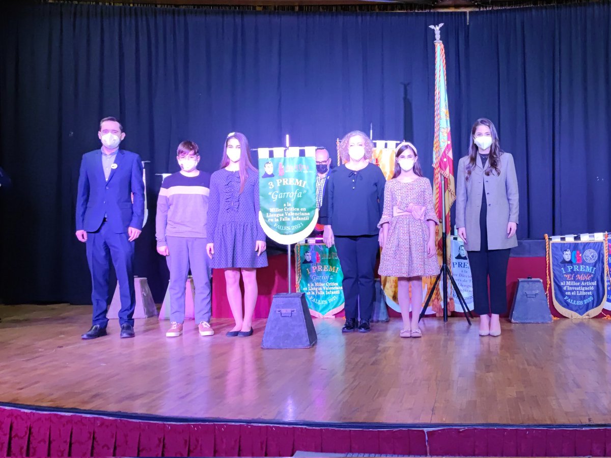 Acte d'entrega dels premis <a href="/CasalBiB/">Casal Bernat i Baldoví</a> Casal Bernat i Baldoví
1º Premi  a  la  millor  dicció  en  el  concurs  de  teatre  en  llengua  valenciana per la obra "Història  d'un  musical”
3º Premi  “Garrofa”  a  la  millor  crítica  en  llengua  valenciana  en  la  Falla  infantil.