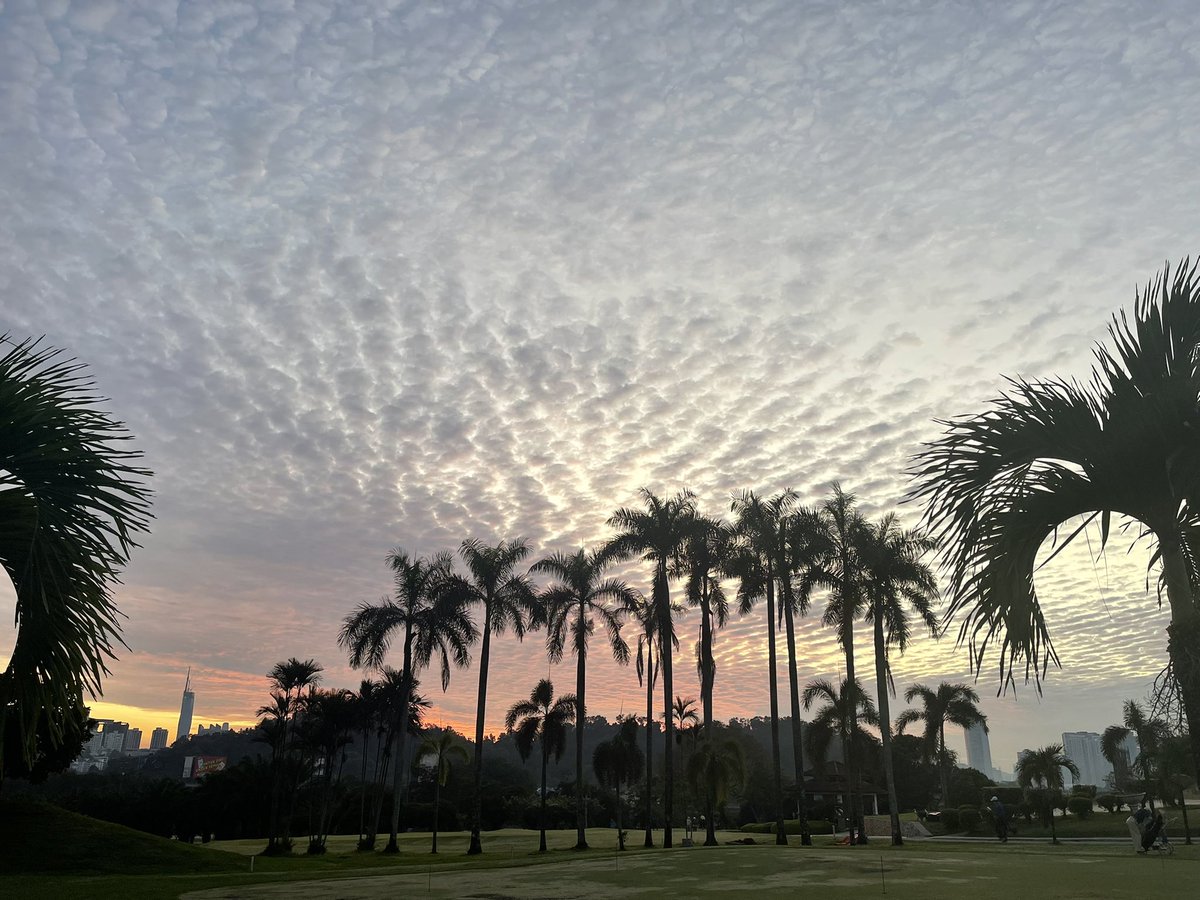 今朝の朝日見た人ーin Malaysia!!
久々に見れた綺麗な朝焼けにうっとり🥰
ハッピーな一日を♥️♥️♥️