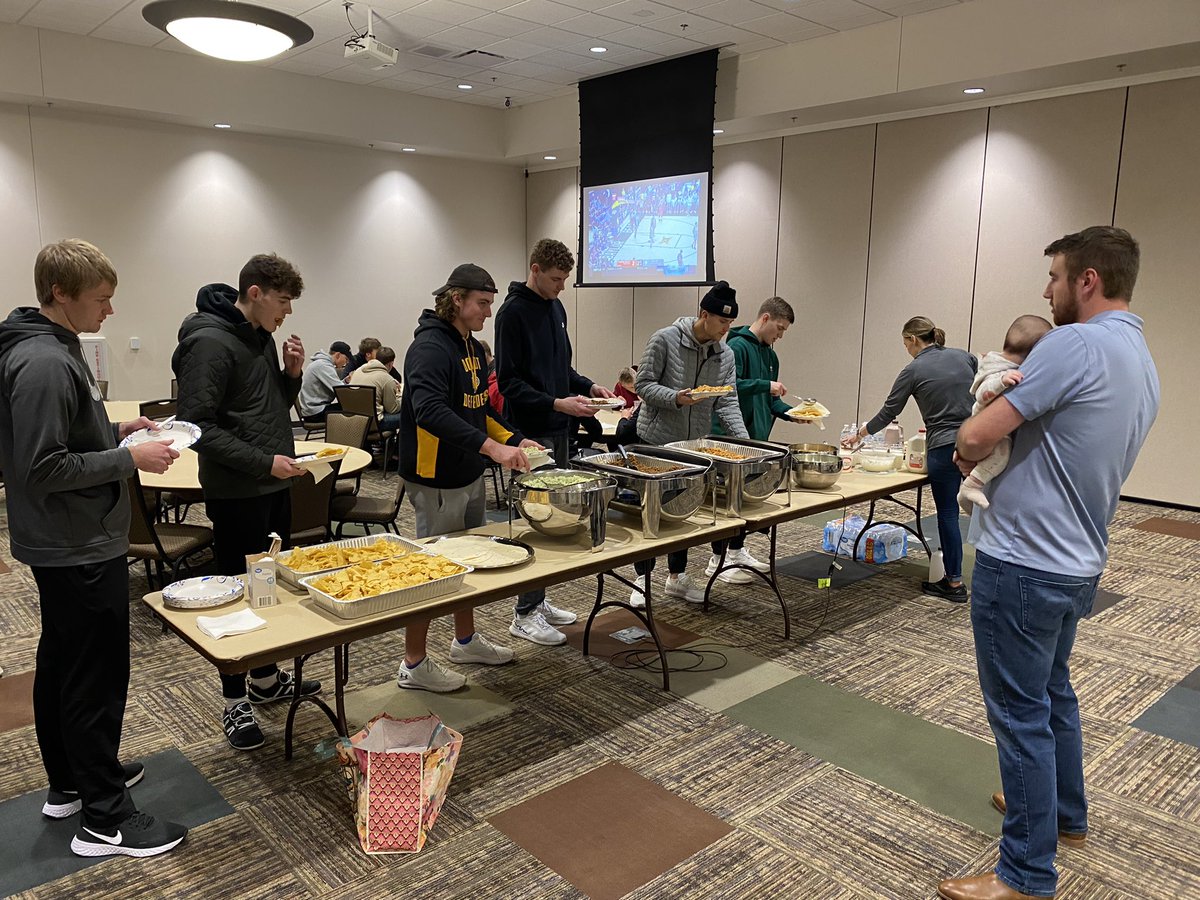DordtHoops's tweet photo. Last Christmas break meal of the year provided by Zach (2020 grad) and Emma Bussard! 💪😋

Very grateful for the amazing support from family and friends who make sure we stay well fed over the Christmas break. #DefenderWay https://t.co/9dxsBHzoKA