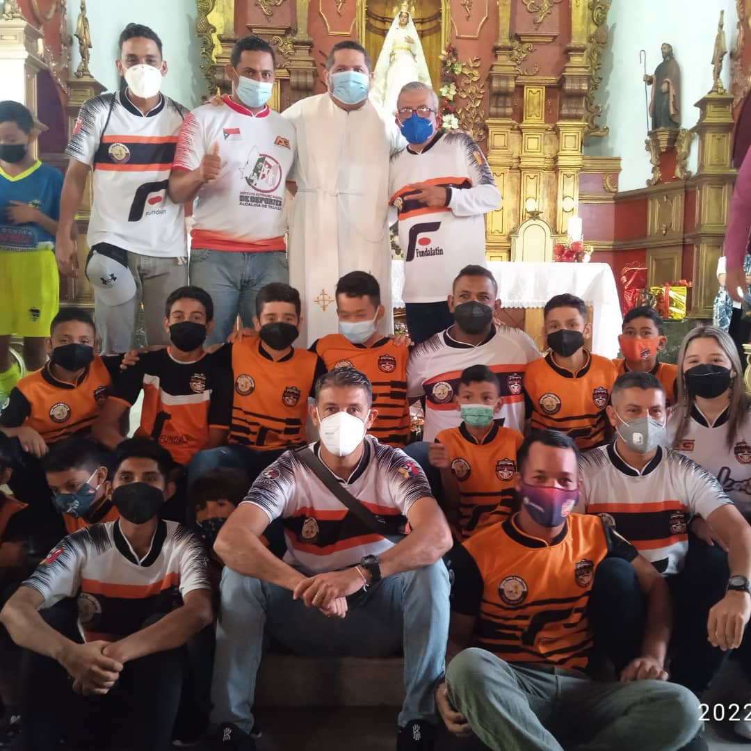 DeportTrujillo1's tweet photo. Misa del deporte en Trujillo capital honra a la Generación de Oro https://t.co/up7gmxLhVg https://t.co/K9c3rYXL0Q