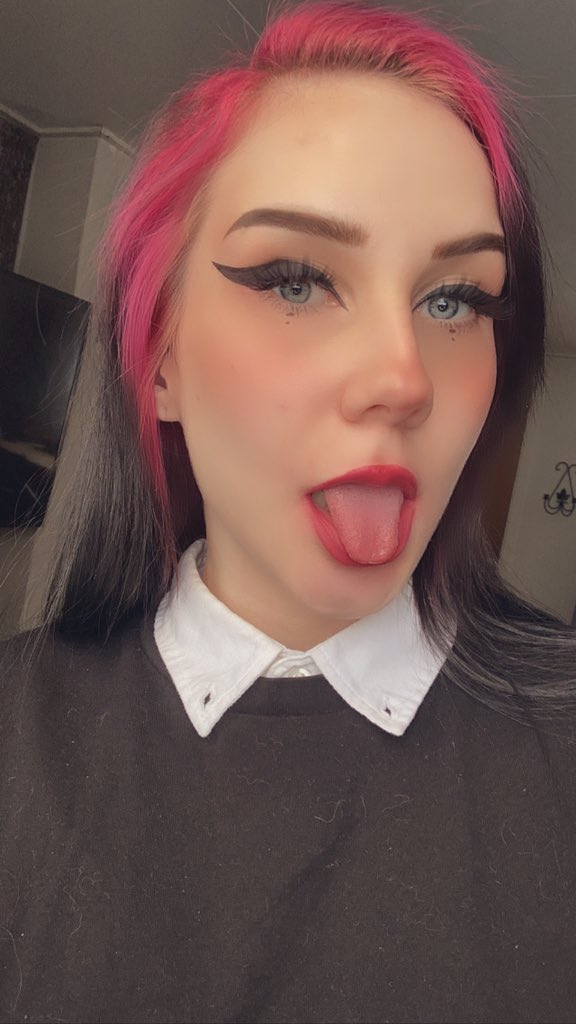robinroelle's tweet photo. hii i’m new to nsfw twt :D

i’m 22, pan/ace and a cat lover. 

like &amp; rt to become moots! <3 #nsfwtwt https://t.co/uaJJE24Iyy