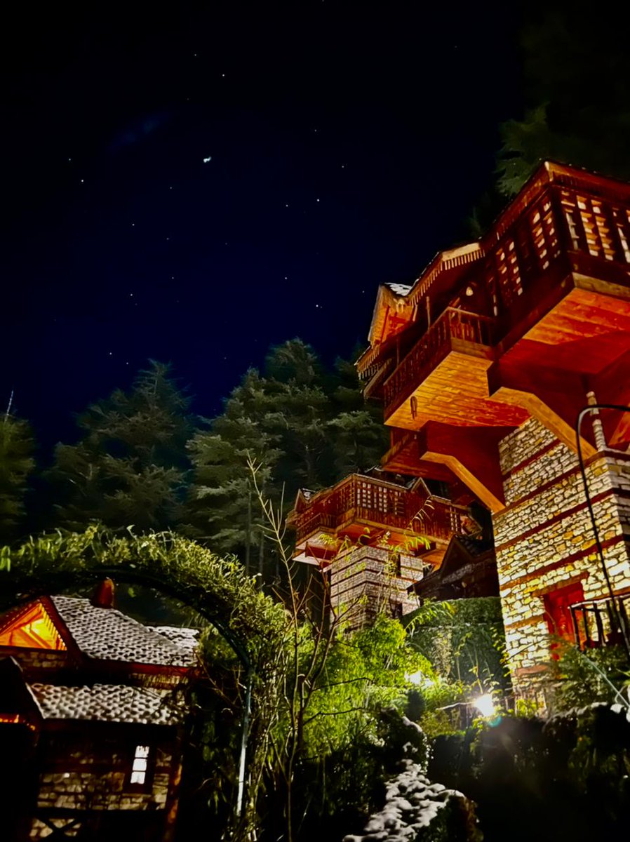 kailashathv's tweet photo. The #Machans are a delight to stay with amazing view of the entire curvature of #Parvati river and the valley #TheHimalayanVillage #HimalayanVillage #Kasol #Himachal #himachal_paradesh #wildlife #Snow https://t.co/jboncavlNR