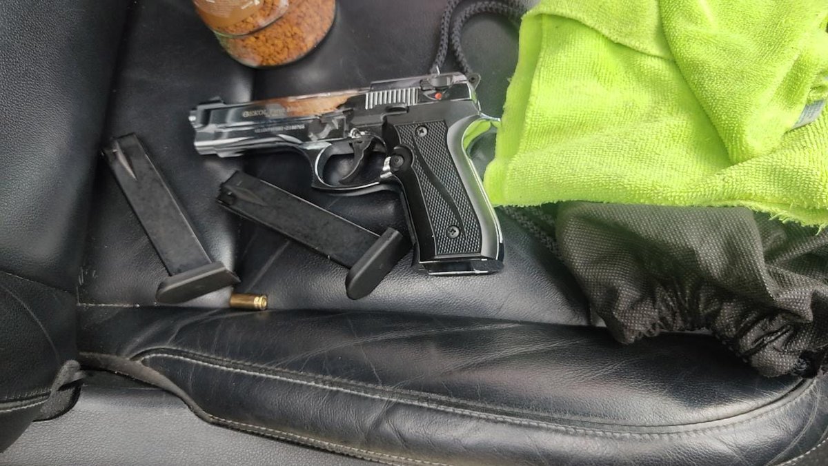 FFAAECUADOR's tweet photo. En la ciudad de #Guayaquil durante operaciones de control de armas, municiones y explosivos, las @FFAAEcuador, decomisaron en el interior de un vehículo un arma de fuego cal. 9mm., las evidencias fueron entregadas a las autoridades competentes.
#FFAACamex https://t.co/U1DgPv6WLH