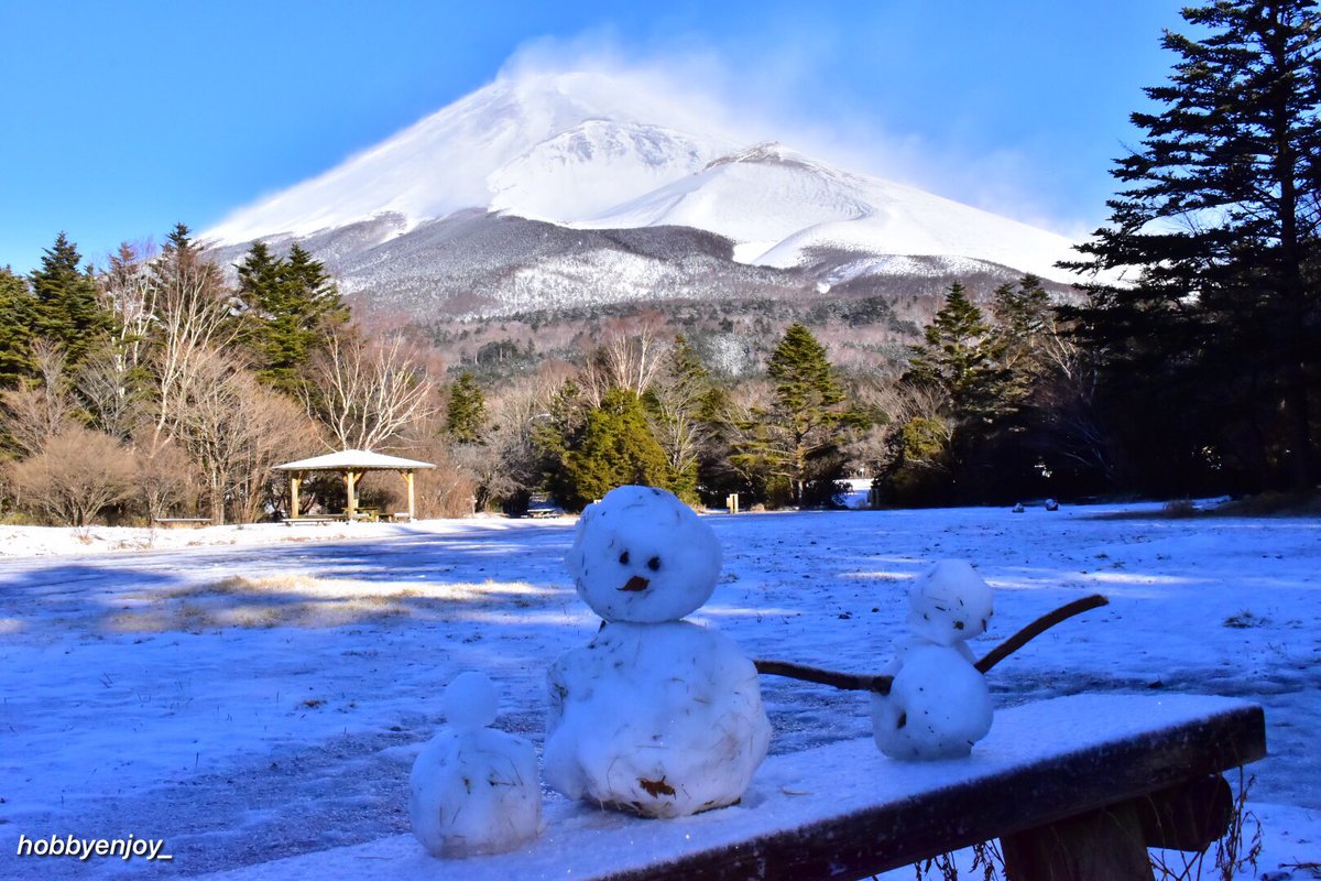 【雪煙や旗雲☁️を舞い上げる新雪❄️の富士山🗻と雪だるま⛄️三兄弟】 誰かが作った雪玉がガチガチに凍って散らばっていたので組み上げてあげました(笑) 富士山頂は−24℃。撮影場所📸は−8℃の凍