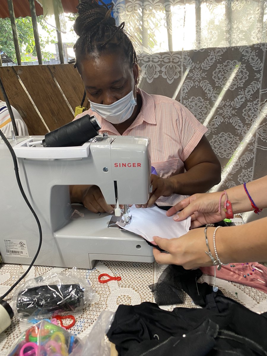 Recordando el taller de confección de toallas reutilizares que llevamos acabo en Arusi-Choco en julio del 2021. 100 mujeres se vieron beneficiadas de este taller de confección y de clases de educación sexual y menstrual gracias al apoyo de <a href="/PoderosasColom2/">Poderosas Colombia</a> y <a href="/AgenciaSocialCo/">Agencia Social</a>