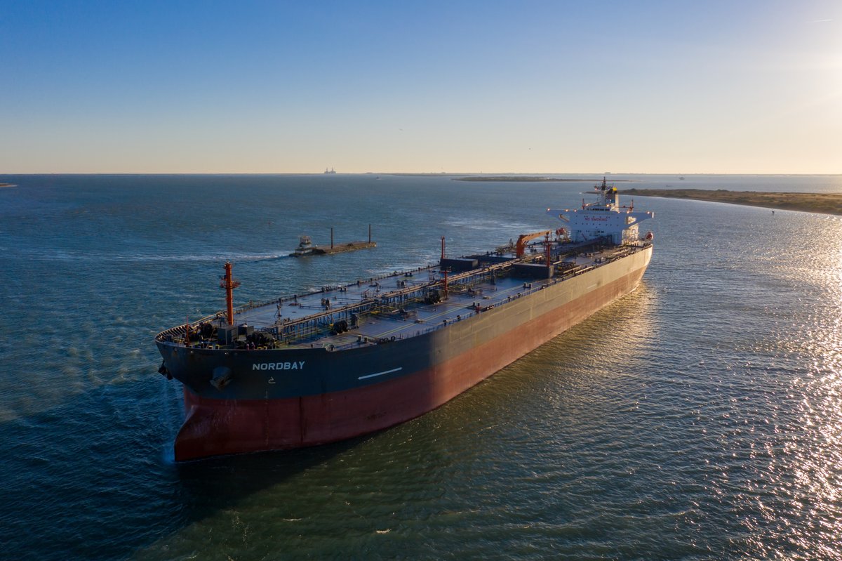 AerialsRed's tweet photo. Happy New Year! We hope everyone has had a great start to 2022! #aerialphotography #cargoship #newyear https://t.co/z5MFFjzmLS
