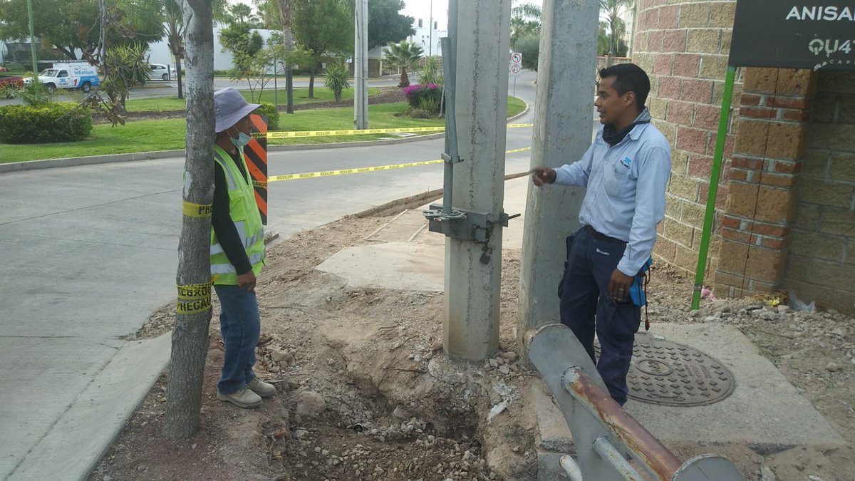 AcColonos's tweet photo. @Sapalleon @Sapalleon
 
@TELMEXSoluciona
 
@TELMEXservicio
 
De su ayuda, cable cortado en obra de 
@Sapalleon
 frente a 
@AcColonos
 afectando a residentes, y a linea de fraccionamiento 4771482812, numero de reporte 31556283 https://t.co/iPe1QI0t09