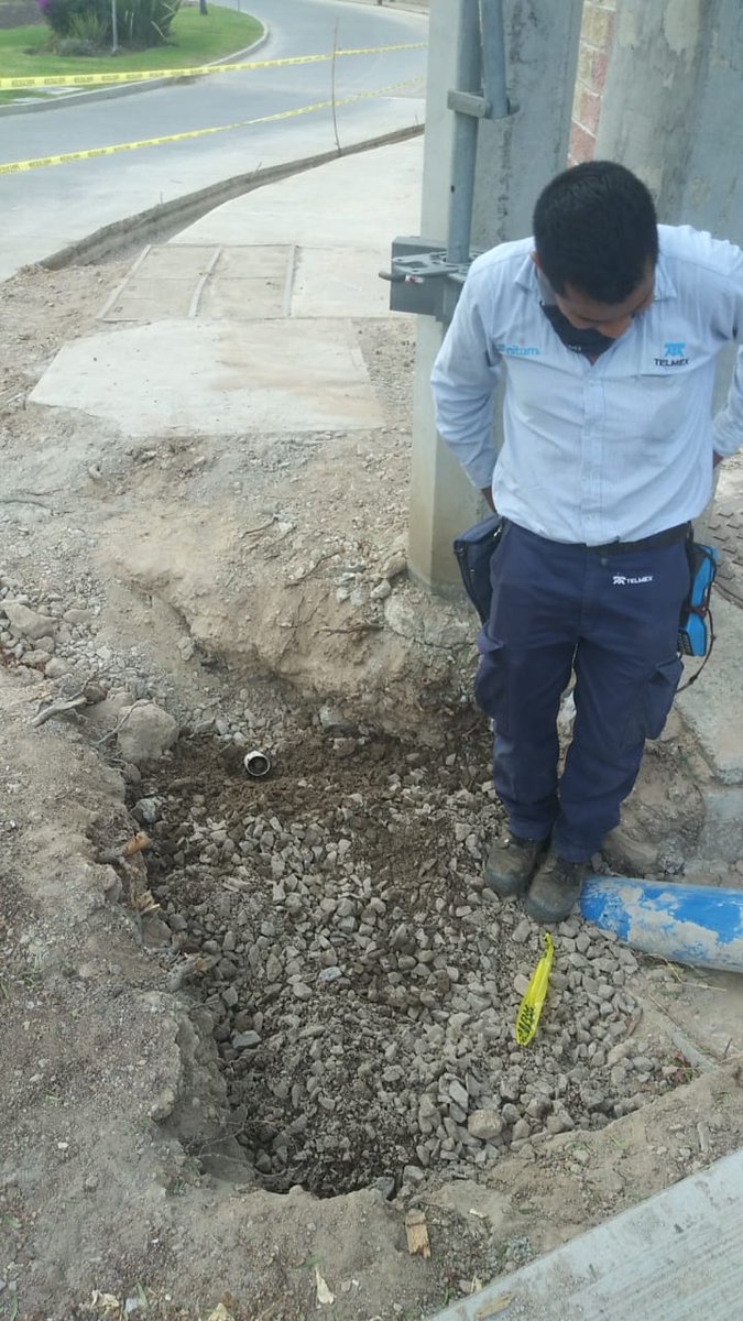 AcColonos's tweet photo. @Sapalleon @Sapalleon
 
@TELMEXSoluciona
 
@TELMEXservicio
 
De su ayuda, cable cortado en obra de 
@Sapalleon
 frente a 
@AcColonos
 afectando a residentes, y a linea de fraccionamiento 4771482812, numero de reporte 31556283 https://t.co/iPe1QI0t09