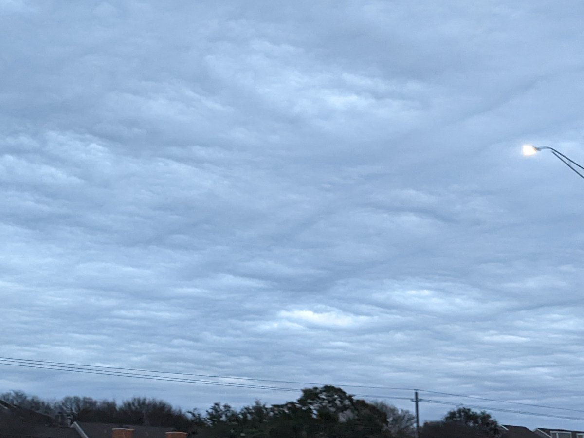 barnettlorri's tweet image. I made a wish a few days ago I could see #gravitywaveclouds IRL. Today, my wish was granted. #cloudtime #atxwx #clouds @atxwxgirl @TravisCOSW @ChikageWeather @averytomascowx @ErikaLopezKVUE @MakeItRainShane
